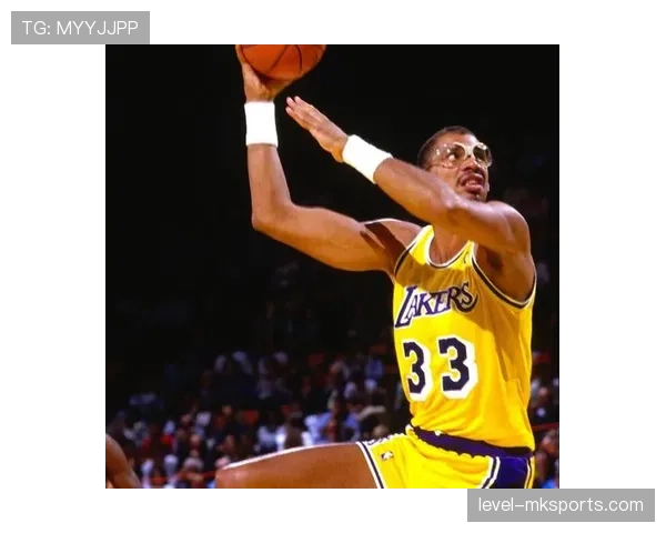 卡里姆·阿卜杜尔-贾巴尔高效得分结构奠定湖人核心地位